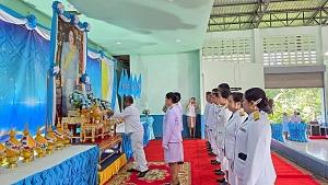 ราชพิธีทำบุญตักบาตรถวายเครื่องราชสักการะและจุดเทียนชัยมงคล เนื่องในโอกาสวันเฉลิมพระชนมพรรษาสมเด็จพระนางเจ้าสิริกิติ์ พระบรมราชินีนาถ พระบรมราชชนนีพันปีหลวง