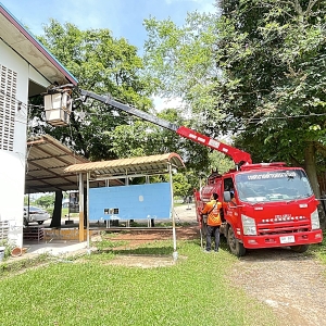 ลงพื้นที่ซ่อมแซมฝ้าเพด้านโรงเรียนบ้านนาเรือง