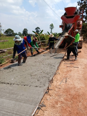 ลงพื้นที่ดูความคืบหน้าการก่อสร้าถนนคอนกรีตเสริมเหล็กซอยเหล่าบักเขือ หมู่ที่ 4  บ้านโนนงาม  ตำบลนาเรือง  อำเภอนาเยีย  จังหวัดอุบลราชธานี