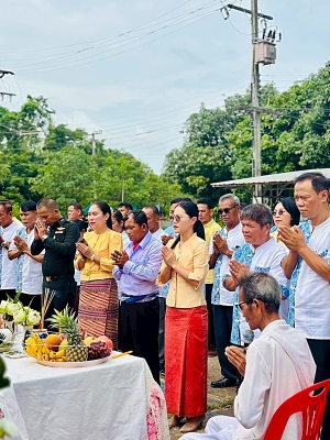 เทศบาลตำบลนาเรือง บวงสรวงต้นเทียนอำเภอนาเยีย ก่อนนำต้นเทียนเข้าร่วมขบวนแห่จังหวัดอุบลราชธานี