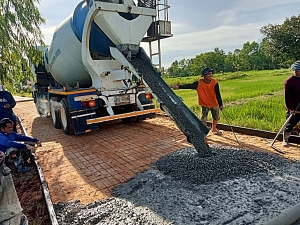 ตรวจหน้างานเทคอนกรีต โครงการก่อสร้างถนนคอนกรีตเสริมเหล็ก ซอยร่องโก่ย ตำบลนาเรือง อำเภอนาเยีย จังหวัดอุบลราชธานี