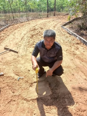 ลงพื้นที่ดูความคืบหน้าการก่อสร้าถนนคอนกรีตเสริมเหล็ก หมู่ที่ 2  บ้านม่วงคำ  ตำบลนาเรือง  อำเภอนาเยีย  จังหวัดอุบลราชธานี