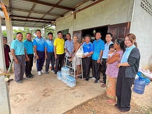 ลงพื้นที่เยี่ยมผู้สูงอายุ ติดบ้าน และได้มอบไม้เท้าสี่ขา น้ำดื่ม นม เเก่ นายเท็น ตามบุญ ซอยหนองแวง ม. 4 ต.นาเรือง  อ.นาเยีย จ.อุบลราชธานี