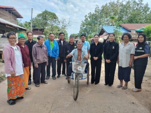 มอบรถเข็นเพื่อช่วยเหลือผู้พิการ
