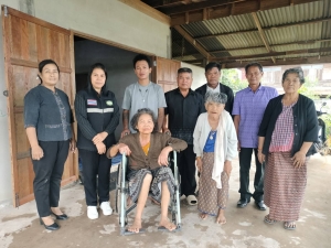 มอบรถเข็นเพื่อช่วยเหลือผู้พิการ