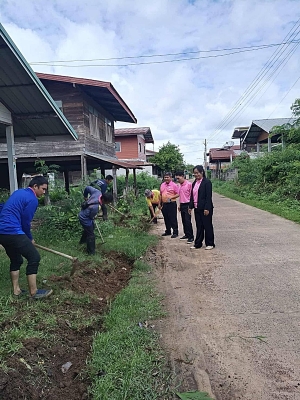 ขุดลอกคลองระบายน้ำถนนเส้นบ้าน นายไพศาล พรมภักดี